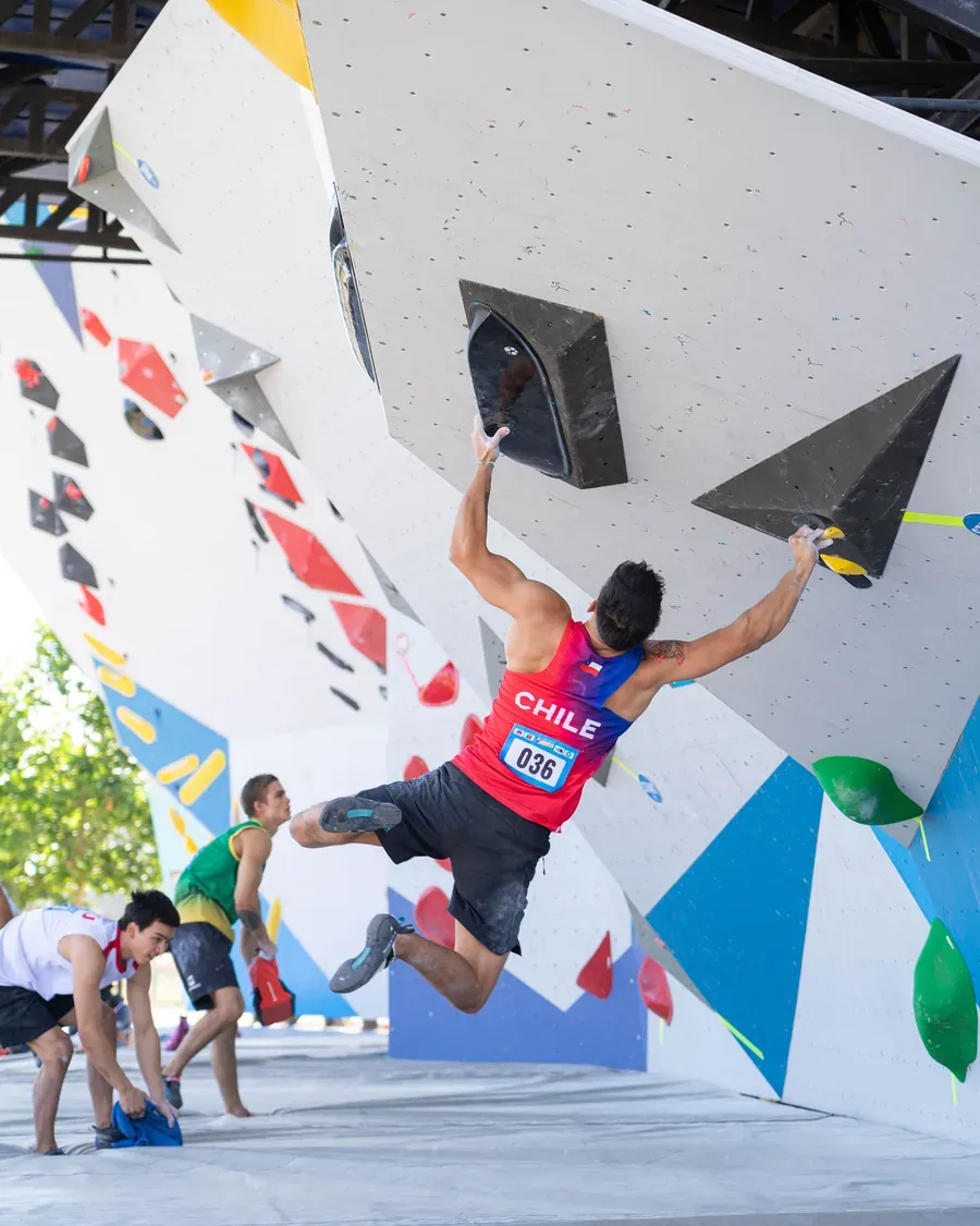 Escalador de la selección chilena en pleno salto durante una prueba de boulder, en una edición anterior del circuito